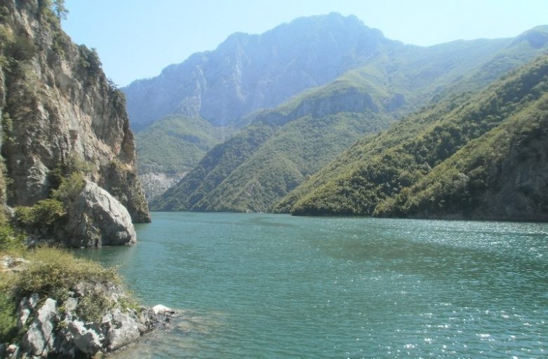 Jezioro Komani – rejs z przygodami