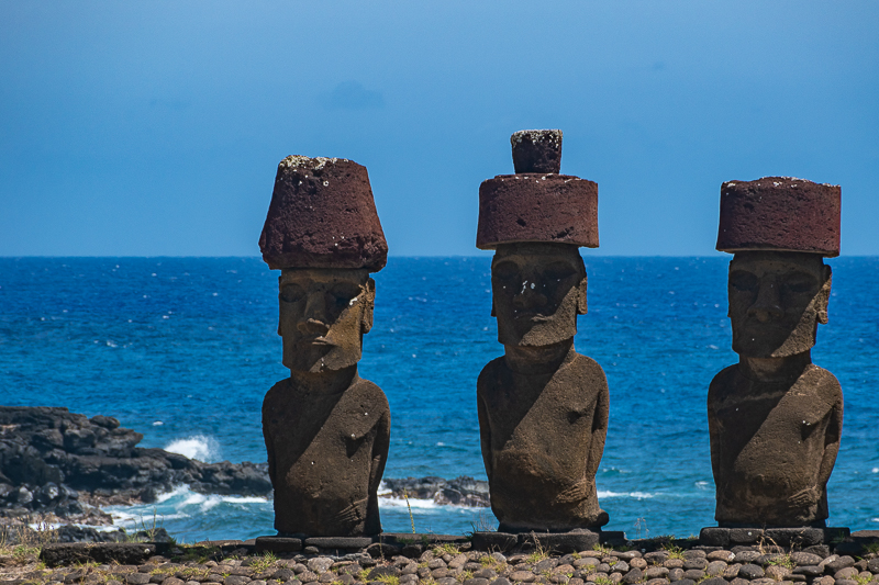 posągi moai z wyspy wielkanocnej